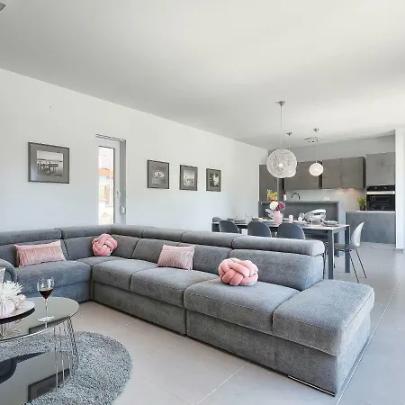 Ella Premantura By Interhome פולה